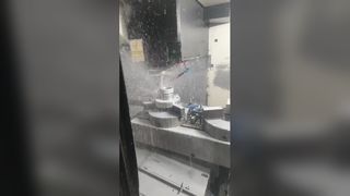 أجزاء شجرة عيد الميلاد قيد الإنتاج
